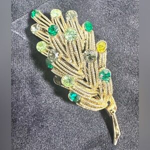 Vtg: CORO Land of Green Rhinestone Accent Brooch